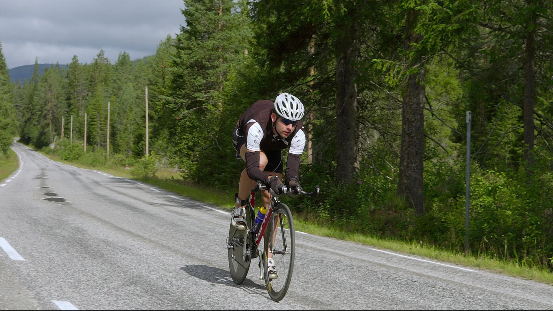 九游网页版入口-“荒野追击：沙漠与山林的极限战斗”，荒野 沙漠